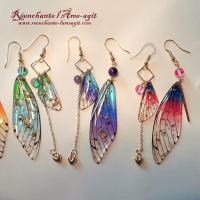 Boucles d'oreilles asymétriques dorées = 25 €