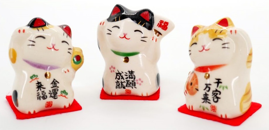 Trio de petits chats japonais manekineko porte bonheur
