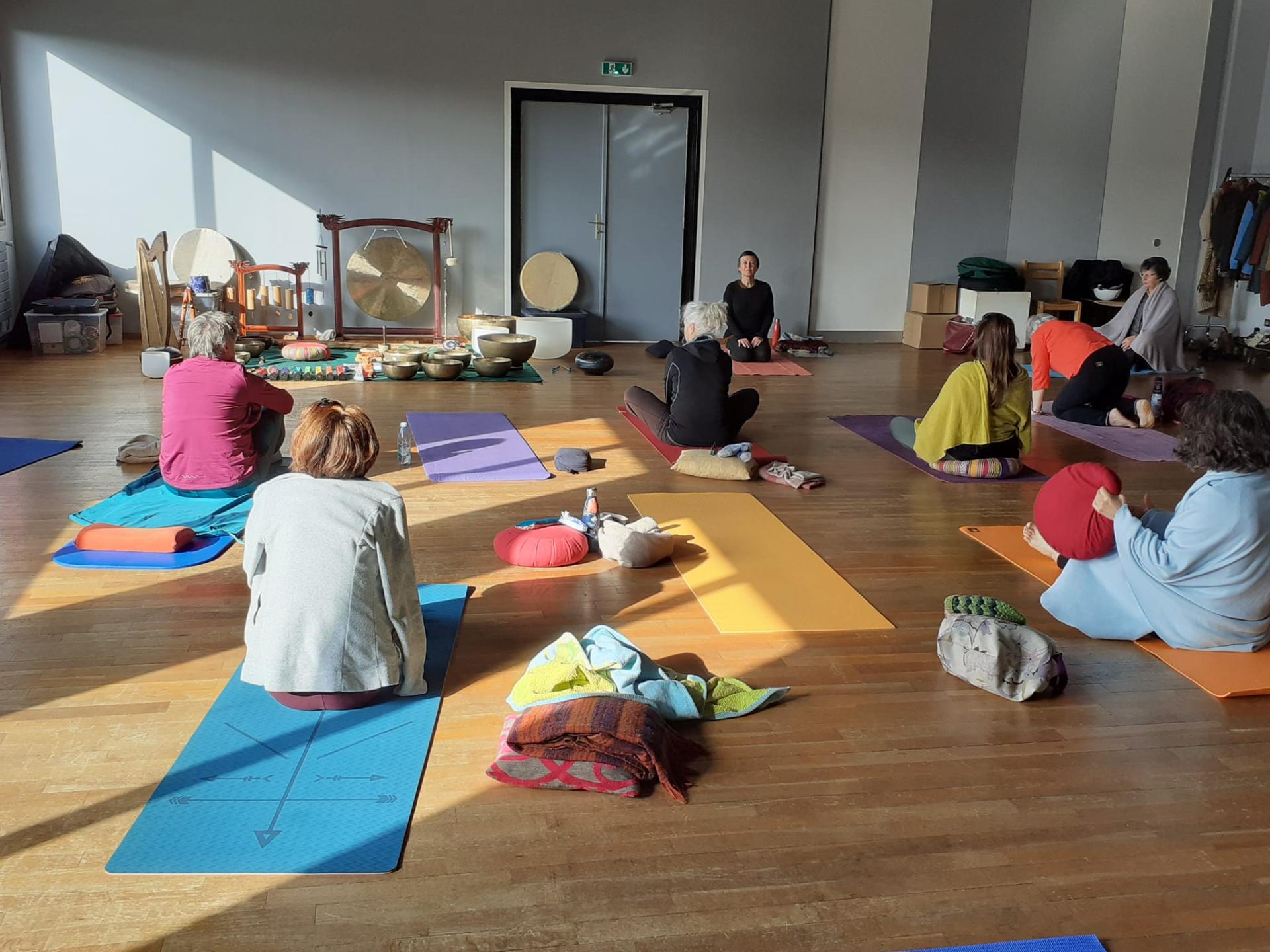Pendant un cours de yoga